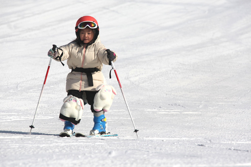 內(nèi)蒙古赤峰：滑冰戲雪過大年