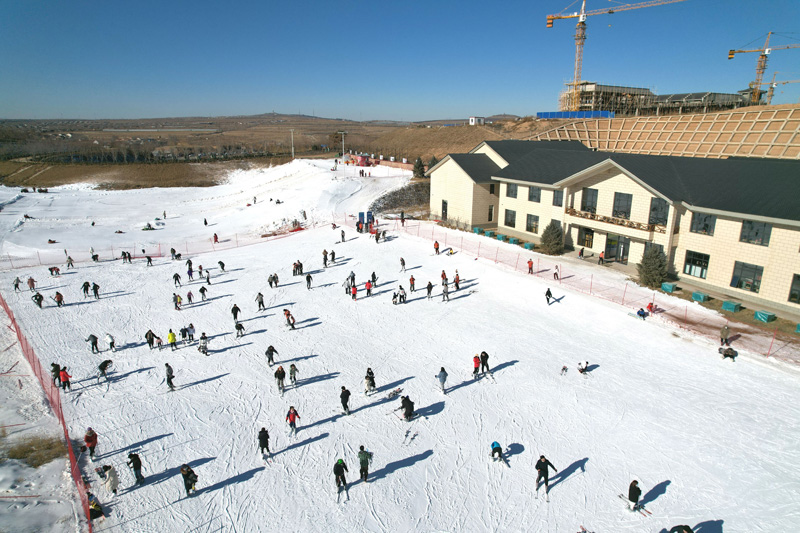 內(nèi)蒙古赤峰：滑冰戲雪過大年