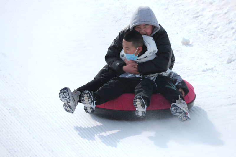 內(nèi)蒙古赤峰：滑冰戲雪過大年