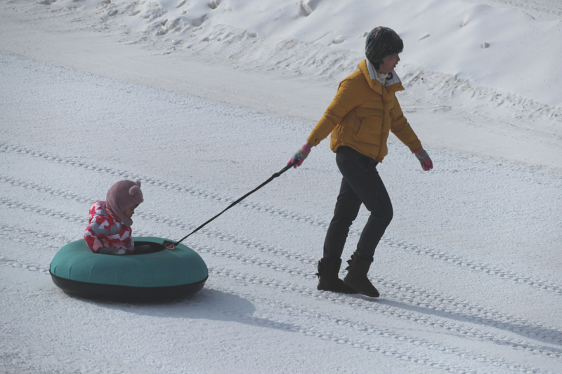 內(nèi)蒙古赤峰：滑冰戲雪過大年