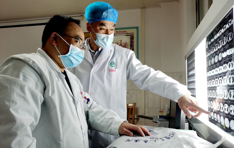 堅守崗位的白衣天使 堅守崗位的白衣天使