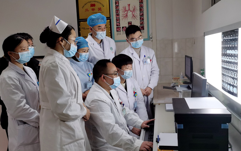 堅守崗位的白衣天使 堅守崗位的白衣天使