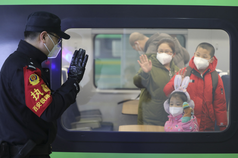 陜西西安：堅(jiān)守崗位迎新春