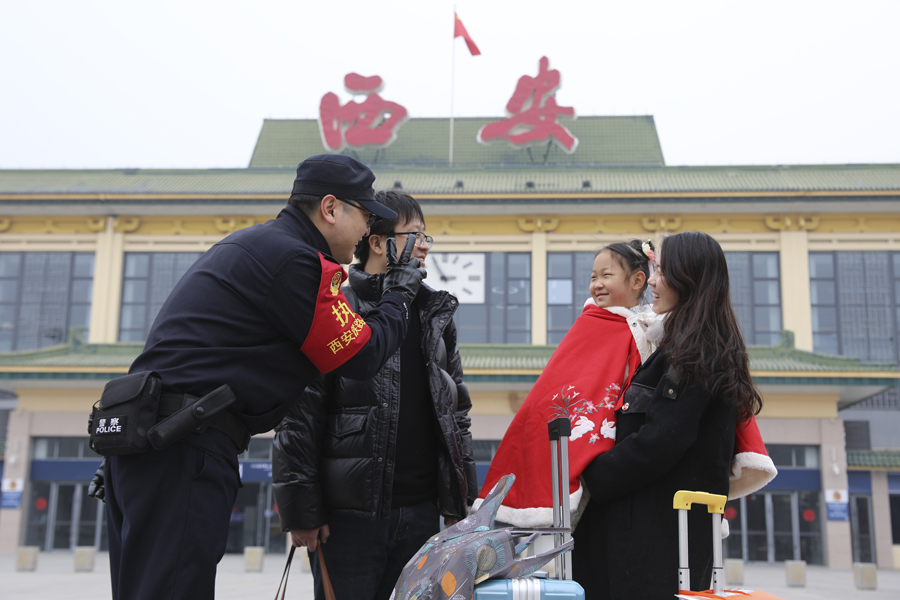 陜西西安：堅(jiān)守崗位迎新春