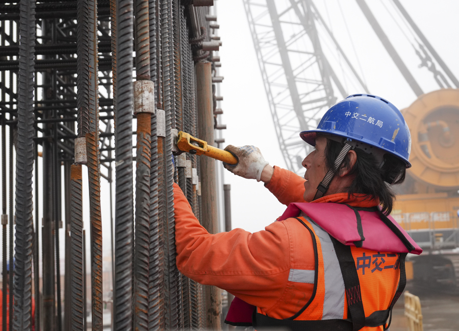 堅(jiān)守崗位的大橋建設(shè)者