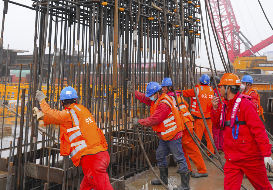 堅(jiān)守崗位的大橋建設(shè)者