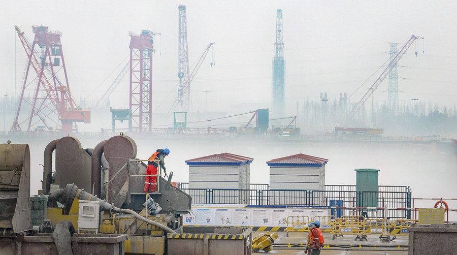 堅(jiān)守崗位的大橋建設(shè)者