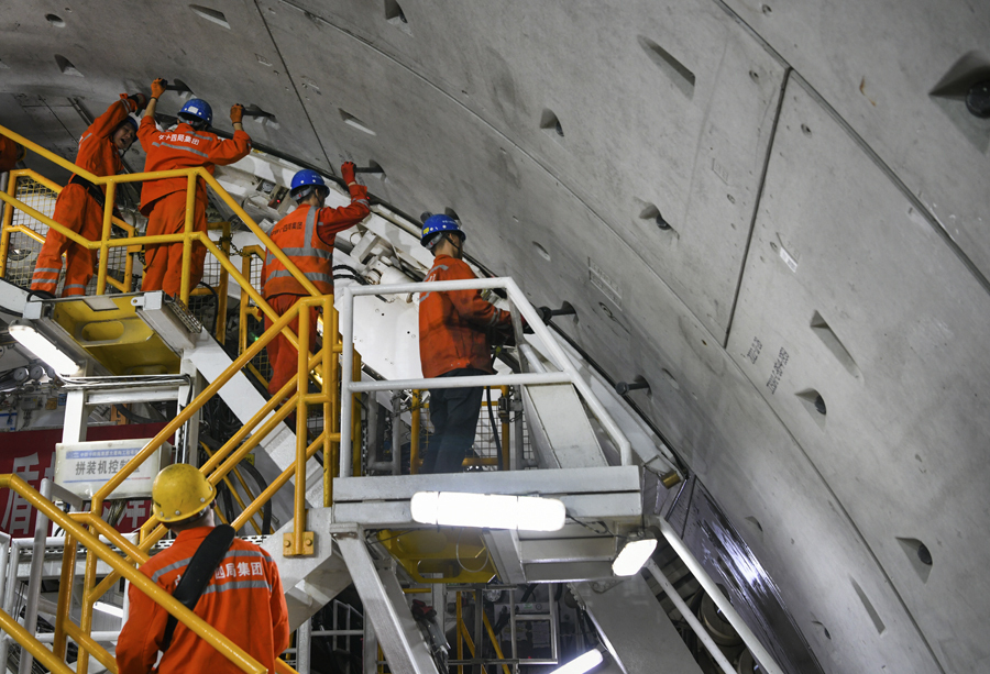 長(zhǎng)江下面，有一群春節(jié)“不回家”的人