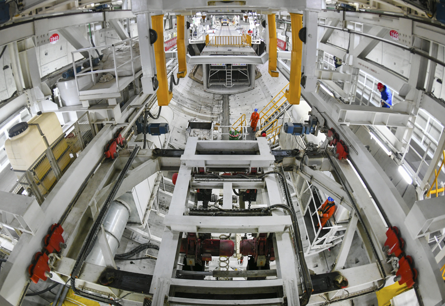 長(zhǎng)江下面，有一群春節(jié)“不回家”的人