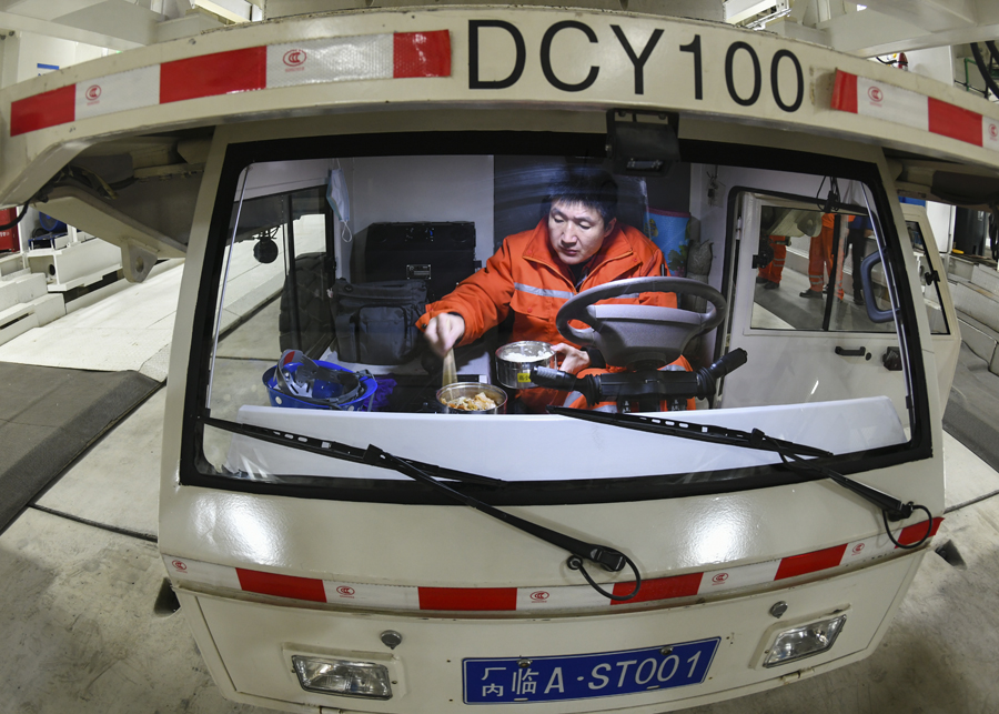 長(zhǎng)江下面，有一群春節(jié)“不回家”的人