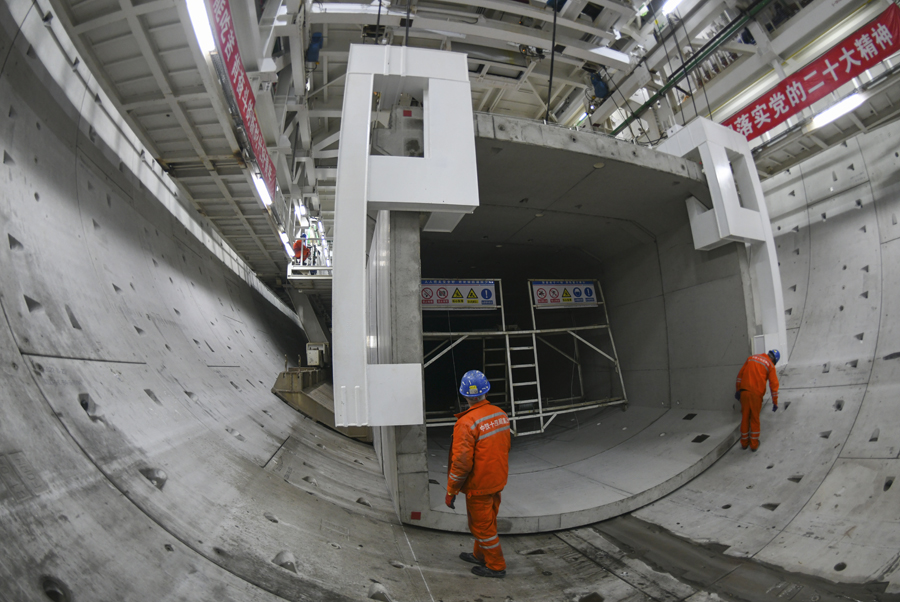 長(zhǎng)江下面，有一群春節(jié)“不回家”的人