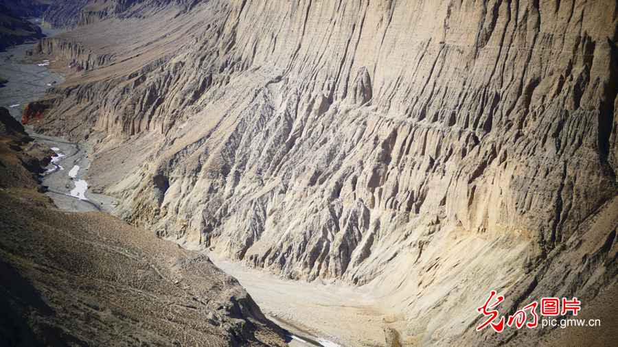 甘肅：探訪(fǎng)祁連山——高臺(tái)馬營(yíng)河大峽谷、小泉丹霞