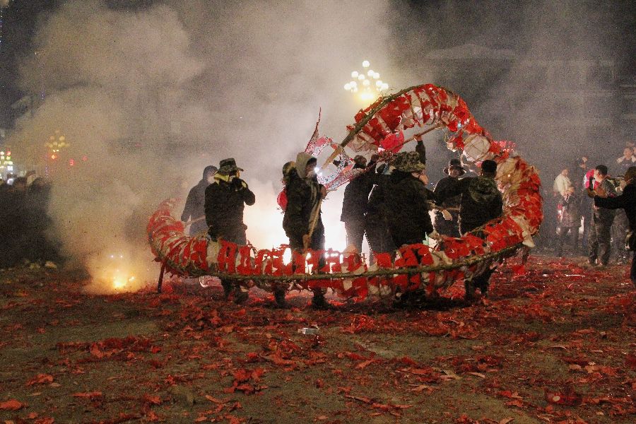 貴州施秉：“炸”龍迎喜