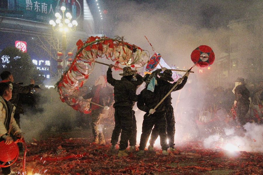 貴州施秉：“炸”龍迎喜