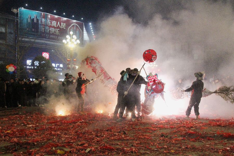 貴州施秉：“炸”龍迎喜