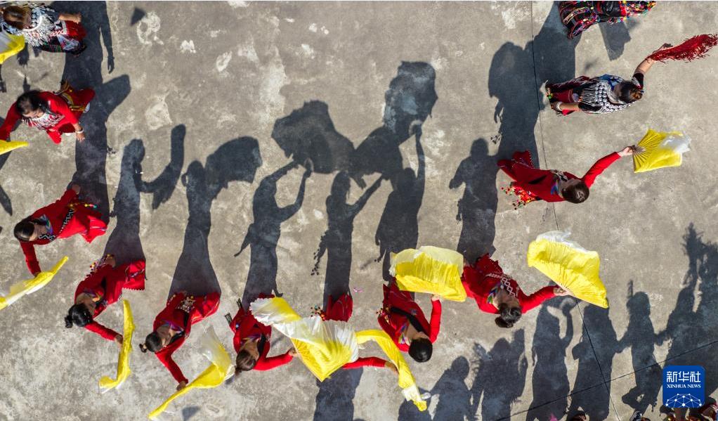 云南瑞麗舉行目瑙縱歌節(jié) 場面壯觀