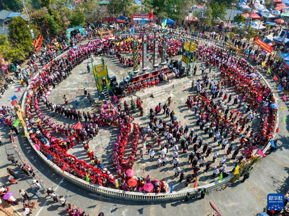 云南瑞麗舉行目瑙縱歌節(jié) 場面壯觀