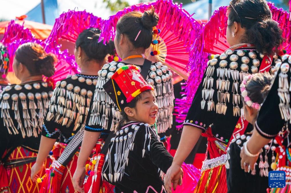 云南瑞麗舉行目瑙縱歌節(jié) 場面壯觀