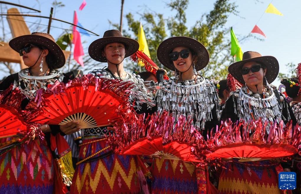 云南瑞麗舉行目瑙縱歌節(jié) 場面壯觀