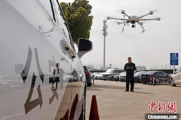 上海：警用直升機(jī)與無(wú)人機(jī)疊加巡邏 確保清明祭掃活動(dòng)安全有序
