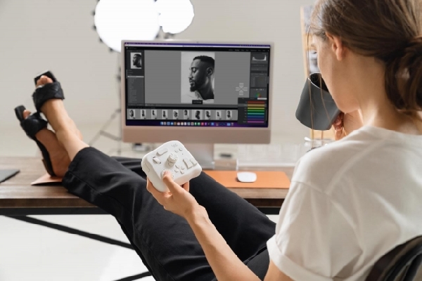 數(shù)字創(chuàng)作控制器 Tourbox 推出全新一代適配軟件，變革影像生產(chǎn)流程