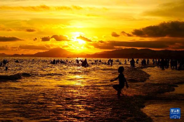 戲水消暑 感受攝影構(gòu)圖魅力