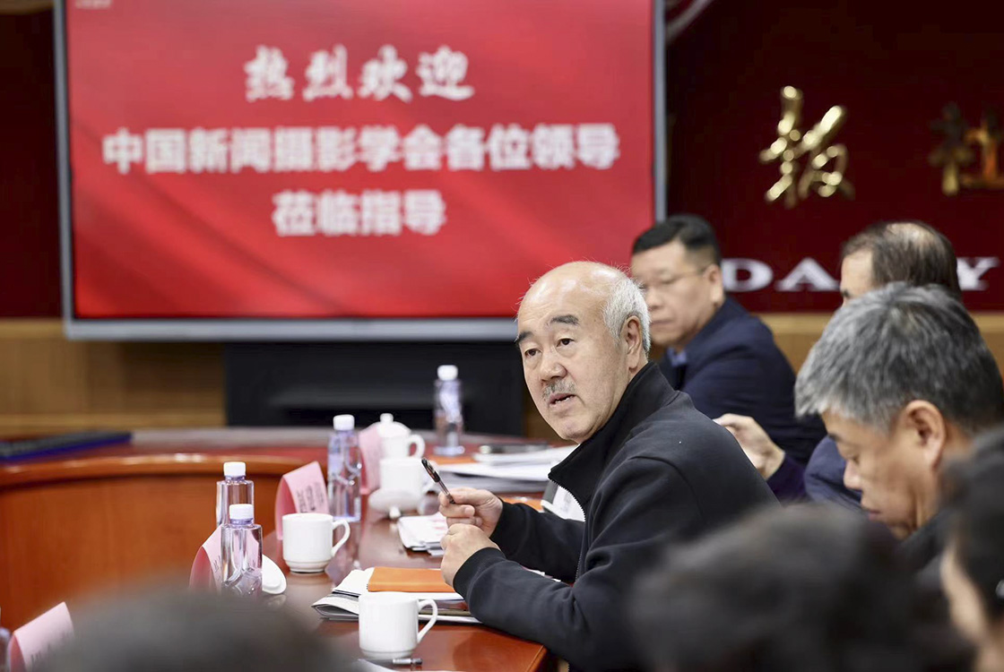 中國新聞攝影學(xué)會領(lǐng)導(dǎo)赴人民攝影報社考察調(diào)研