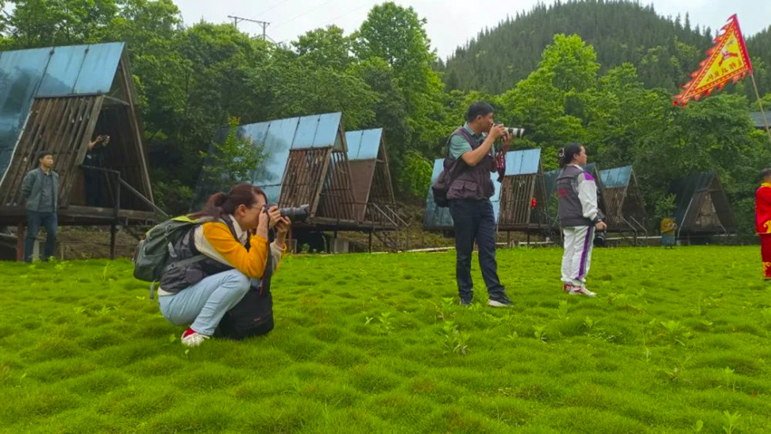 2024年新華社貴州分社舉行簽約攝影師走進“古韻思州·稻香岑鞏”助力鄉(xiāng)村振興宣傳活動