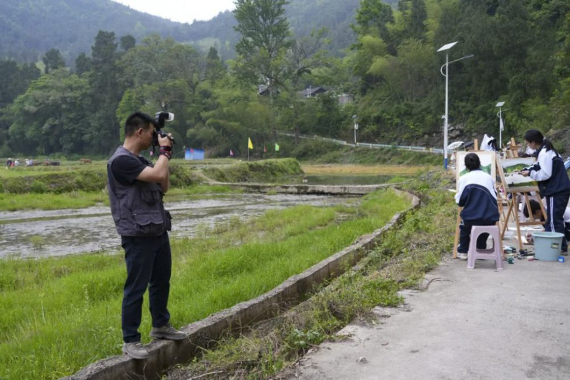 2024年新華社貴州分社舉行簽約攝影師走進“古韻思州·稻香岑鞏”助力鄉(xiāng)村振興宣傳活動