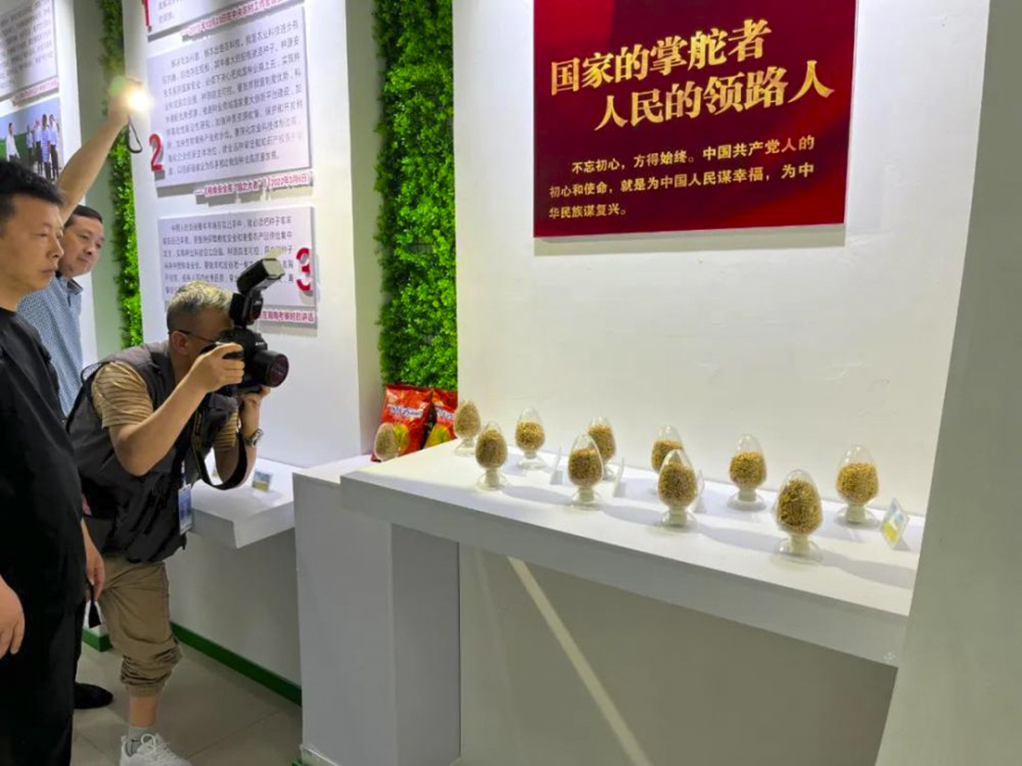 2024年新華社貴州分社舉行簽約攝影師走進“古韻思州·稻香岑鞏”助力鄉(xiāng)村振興宣傳活動