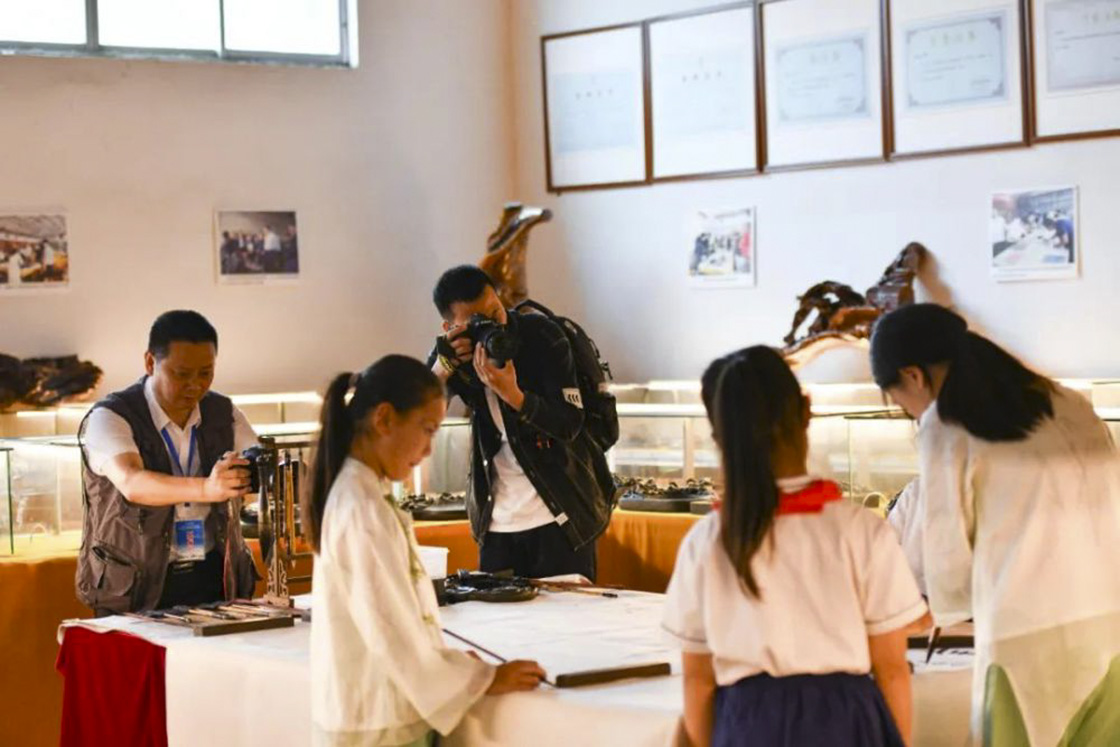 2024年新華社貴州分社舉行簽約攝影師走進“古韻思州·稻香岑鞏”助力鄉(xiāng)村振興宣傳活動