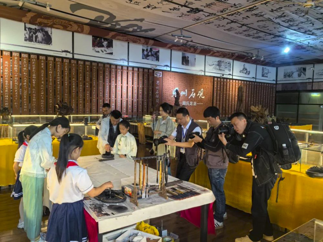 2024年新華社貴州分社舉行簽約攝影師走進“古韻思州·稻香岑鞏”助力鄉(xiāng)村振興宣傳活動