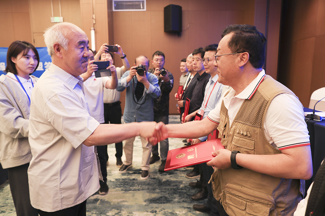 2024中國(guó)新聞攝影學(xué)會(huì)地市報(bào)分會(huì)年會(huì)暨全國(guó)地市報(bào)影像聯(lián)盟成立大會(huì)在山東日照召開(kāi)