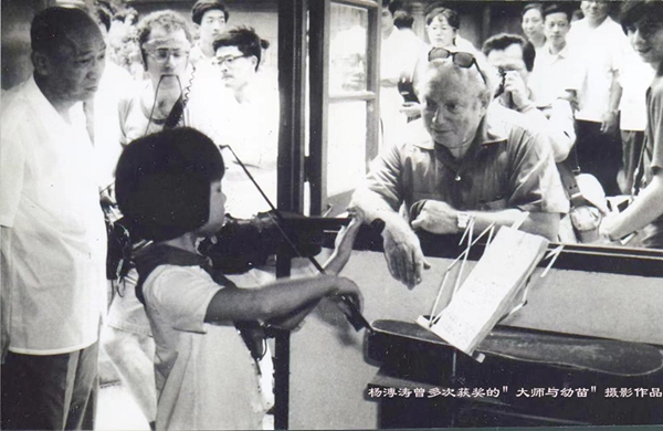 前新華社攝影記者楊溥濤去世，他拍下魯迅遷葬虹口公園的畫面