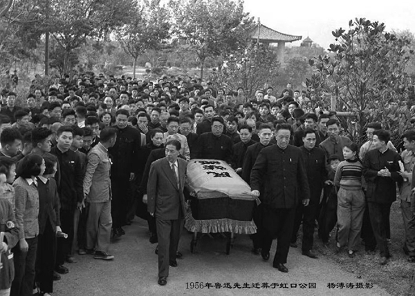 前新華社攝影記者楊溥濤去世，他拍下魯迅遷葬虹口公園的畫面