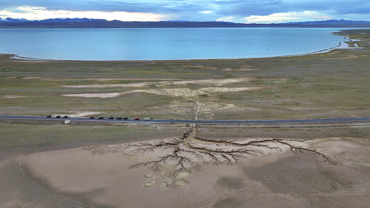 西藏那曲：高山流水雕刻“大地之樹”奇景