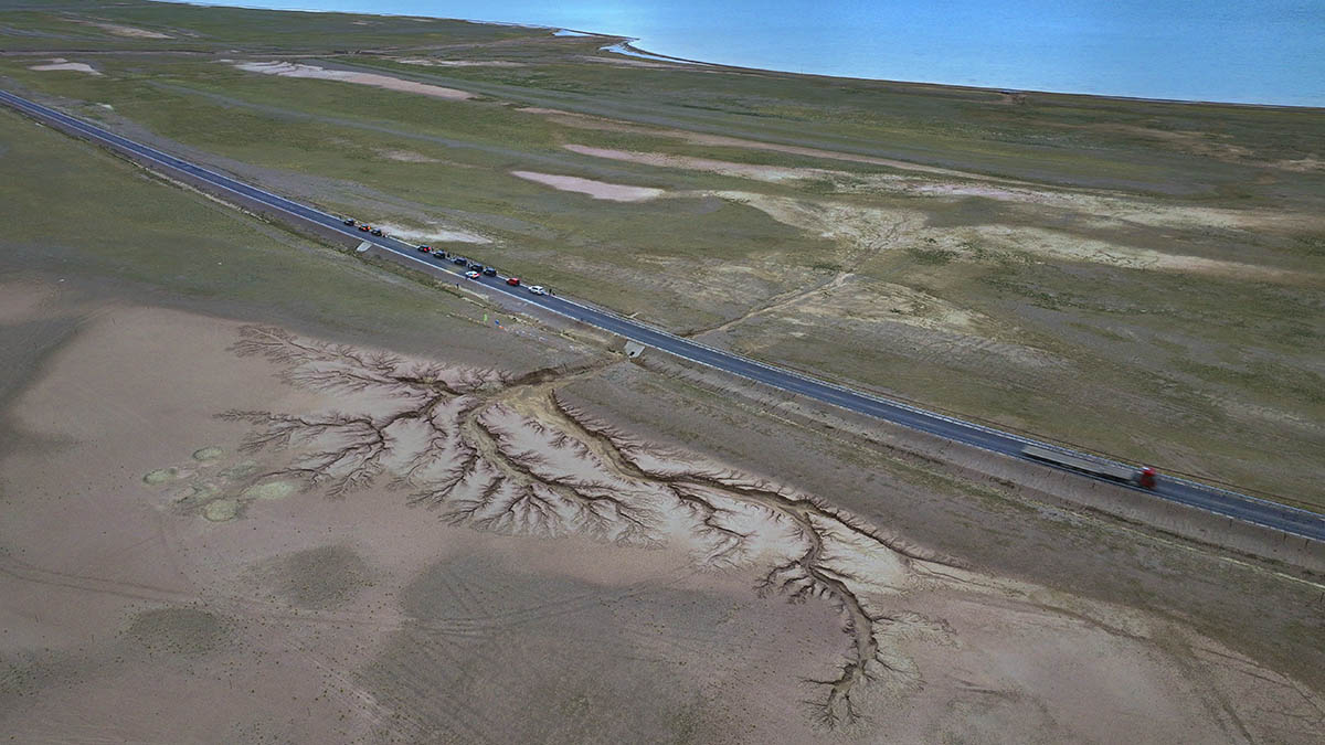 西藏那曲：高山流水雕刻“大地之樹”奇景