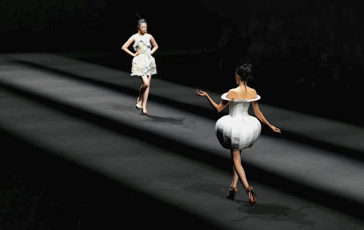 北京時(shí)裝周：光影與藝術(shù)交融的盛宴