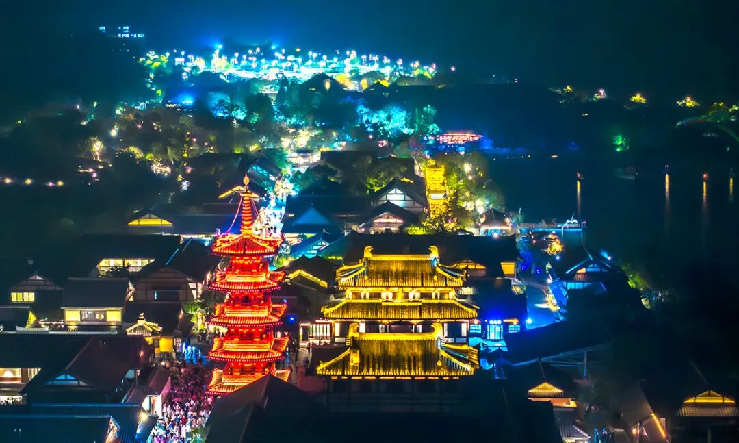 用“理論強(qiáng)基+案例研討+實(shí)踐淬煉”強(qiáng)“四力”