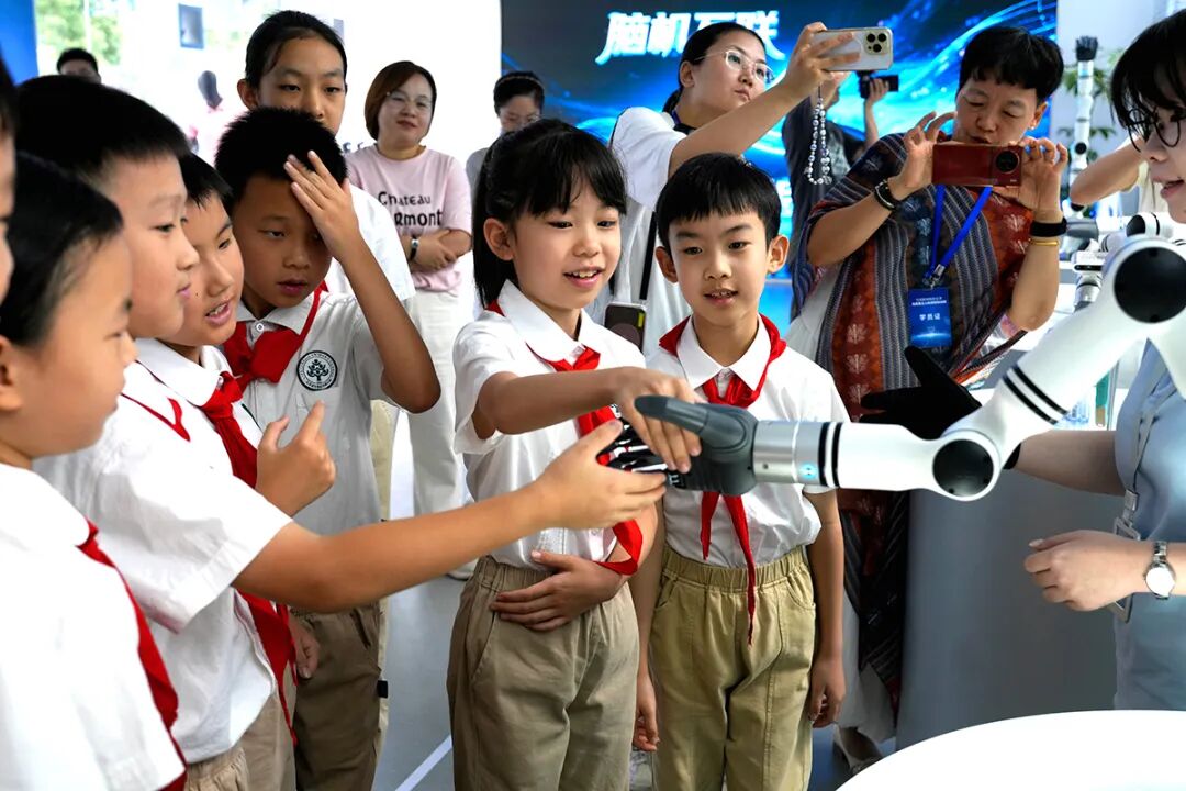 用“理論強(qiáng)基+案例研討+實(shí)踐淬煉”強(qiáng)“四力”