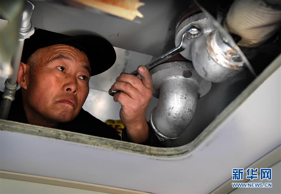 （走基層 聽(tīng)民聲）（1）棉農(nóng)列車(chē)的“暖車(chē)人”