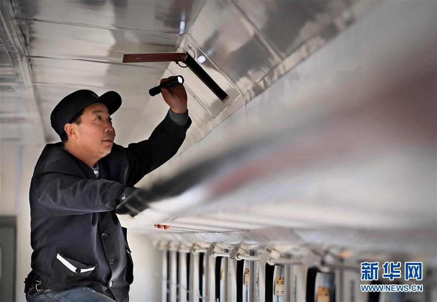 （走基層 聽(tīng)民聲）（2）棉農(nóng)列車(chē)的“暖車(chē)人”