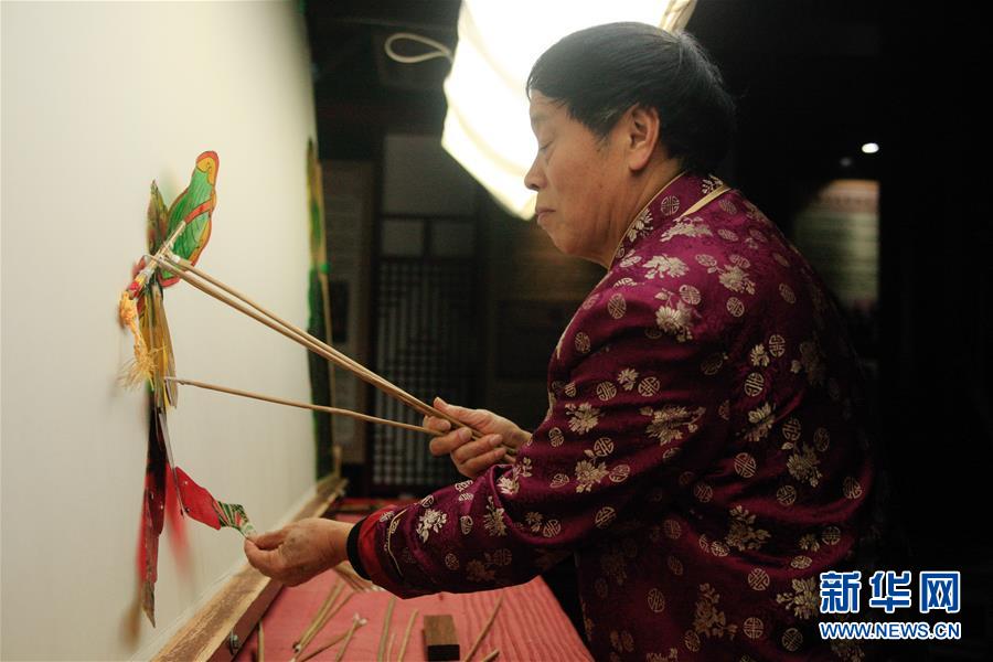 【圖片故事】“隔帳陳述千古事，燈下?lián)]舞鼓樂聲”——“守藝人”張坤榮的皮影人生