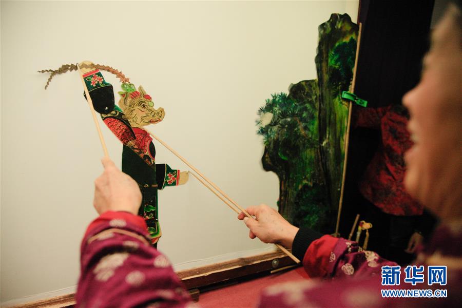 【圖片故事】“隔帳陳述千古事，燈下?lián)]舞鼓樂聲”——“守藝人”張坤榮的皮影人生