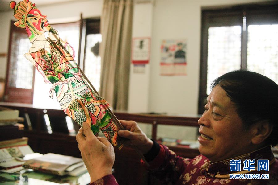 【圖片故事】“隔帳陳述千古事，燈下?lián)]舞鼓樂聲”——“守藝人”張坤榮的皮影人生