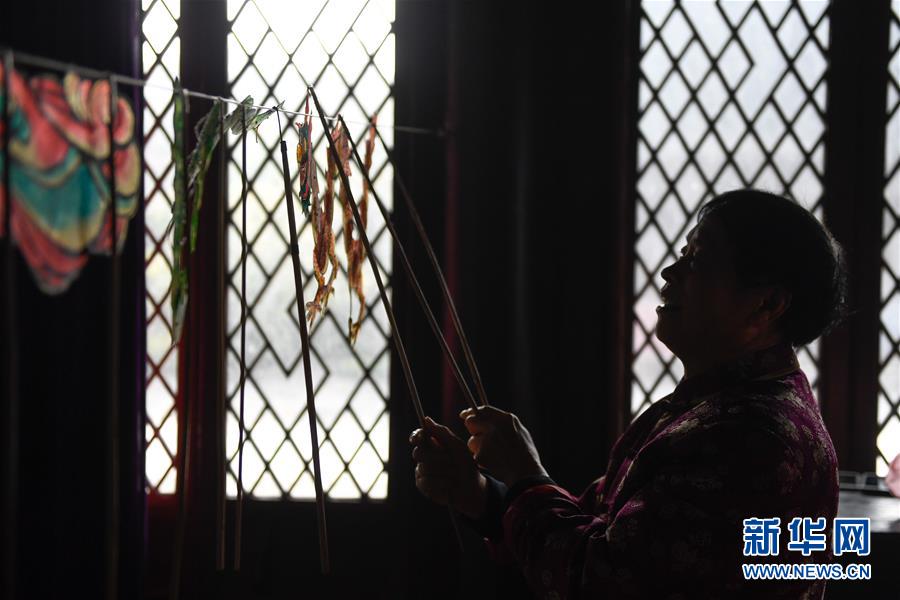 【圖片故事】“隔帳陳述千古事，燈下?lián)]舞鼓樂聲”——“守藝人”張坤榮的皮影人生