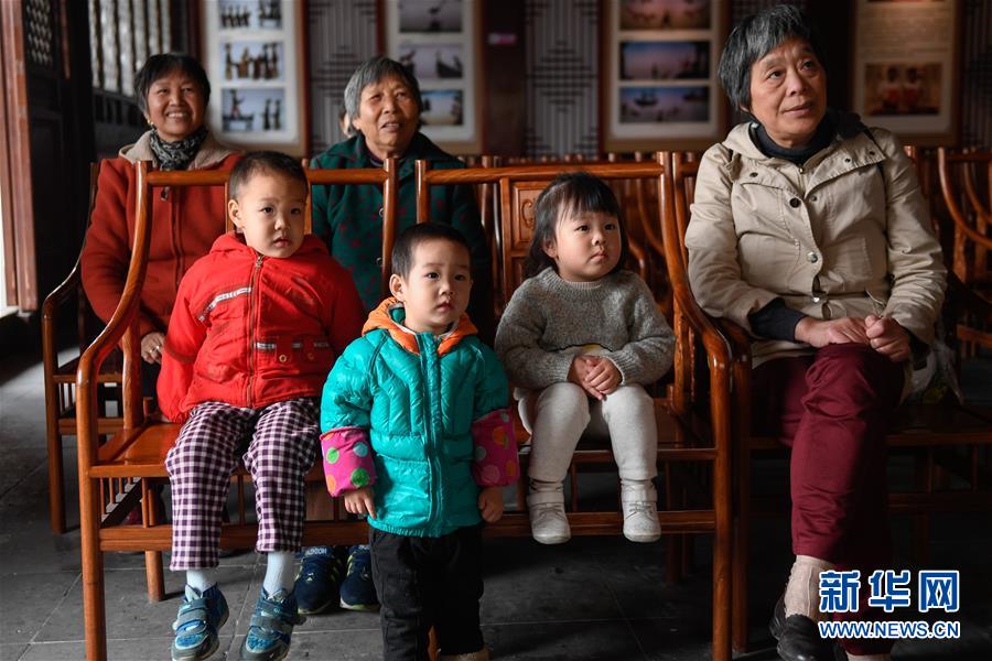 【圖片故事】“隔帳陳述千古事，燈下?lián)]舞鼓樂聲”——“守藝人”張坤榮的皮影人生