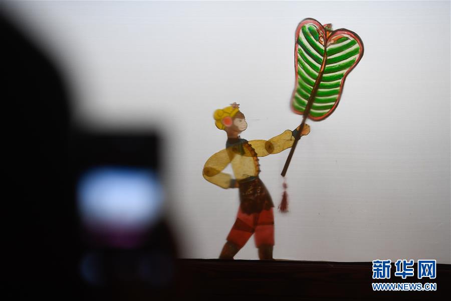 【圖片故事】“隔帳陳述千古事，燈下?lián)]舞鼓樂聲”——“守藝人”張坤榮的皮影人生