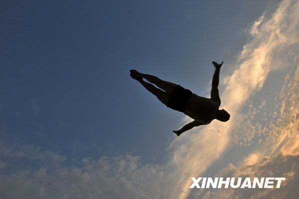 6月23日，一名武漢市民飛身躍入江中。